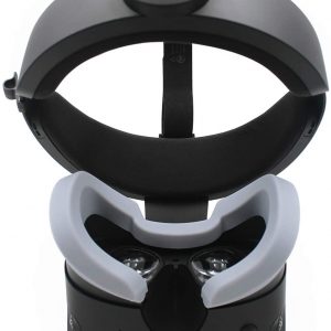 Voeg de Siliconen Gezichtsmasker toe aan je Oculus Rift S voor een comfortabele en hygiënische speelervaring! Je bevestigt de siliconen gezichtsvervanging eenvoudig over het bestaande Oculus Rift S foam. Om het gezichtsmasker schoon te maken veeg je eenvoudig met een schoonmaakjedoekje of desinfecterende spray over het masker heen.